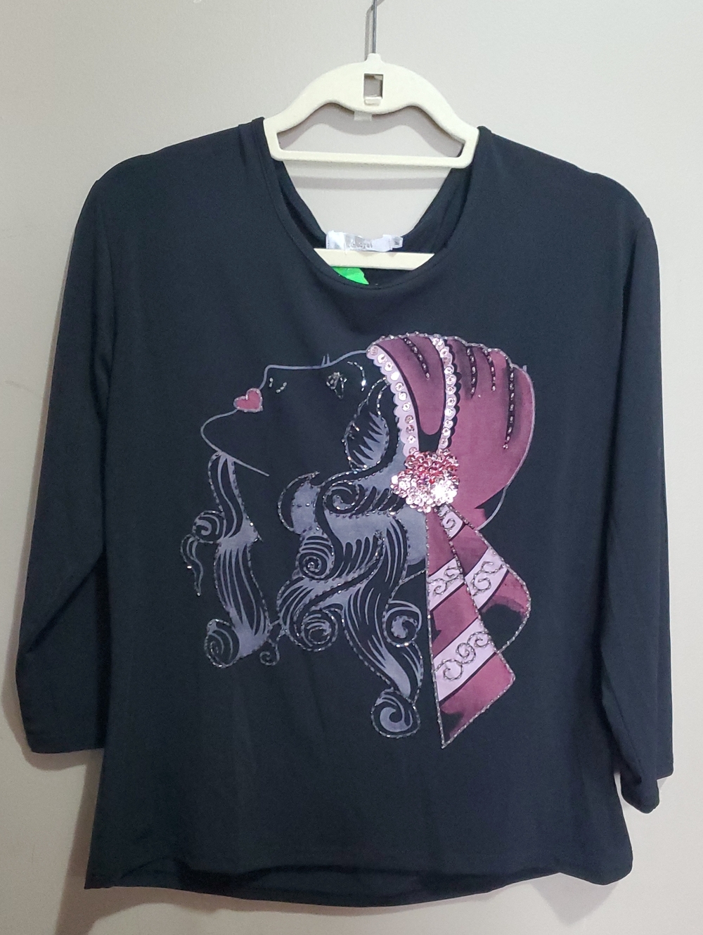 Red Coral Black Women’s Graphic Long-Sleeve Top with Pink Accent Size Medium